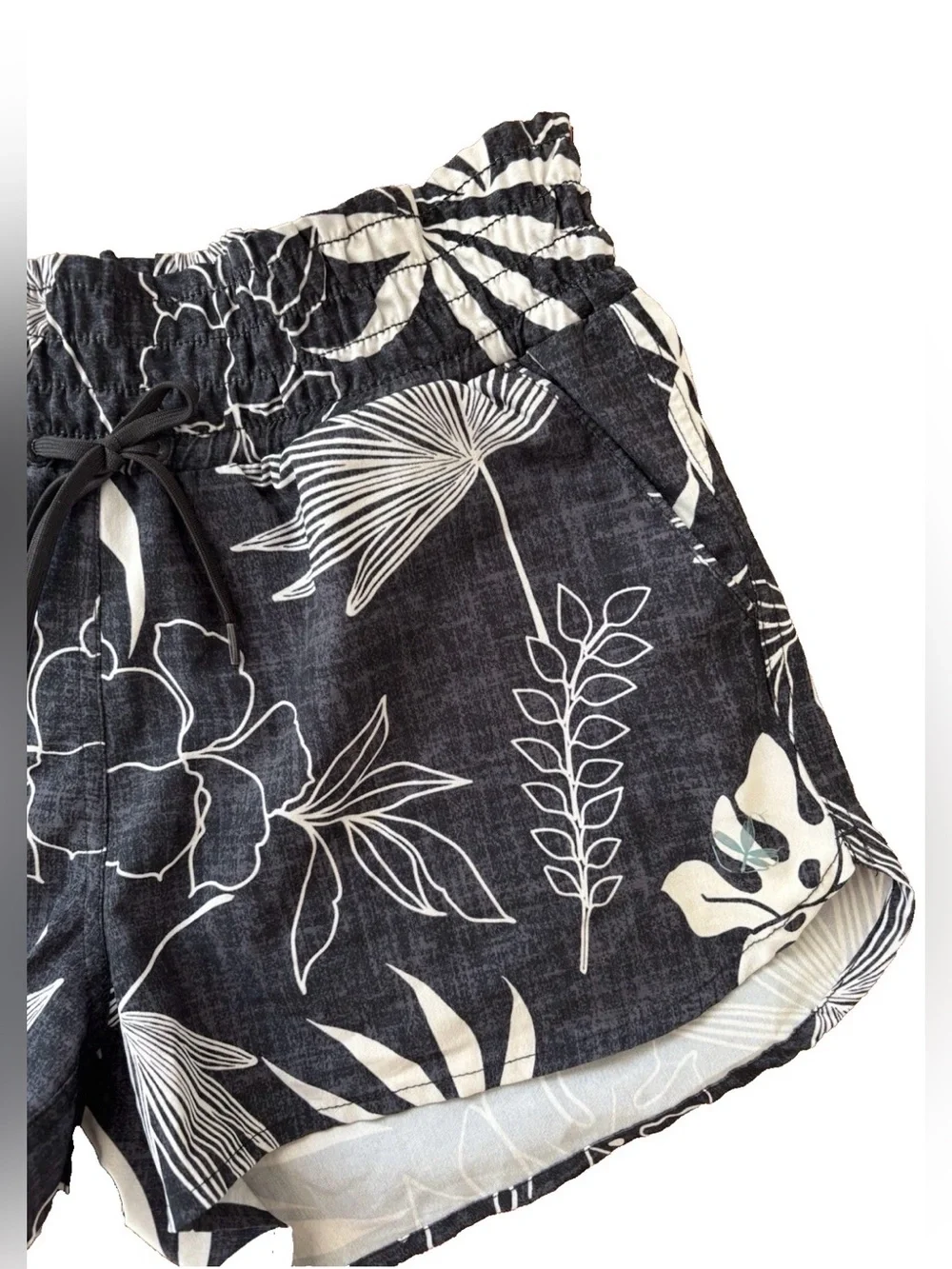 Carve Designs Short Board Shorts Black/White Floral Size S Drawstring Pocket - Picture 2 of 4